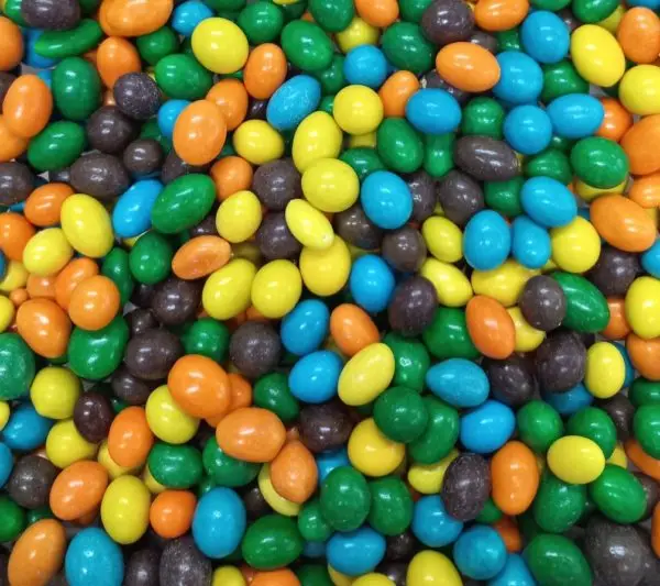 Maní bañado en chocolate colores
